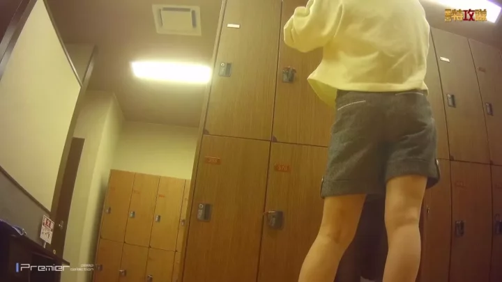 更衣室の隠し撮り！激エロかわ女子大生に急接近 のスクリーンショット 2