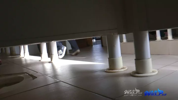 中国トイレ盗撮：密室で繰り広げられる秘密の覗き見 のスクリーンショット 2