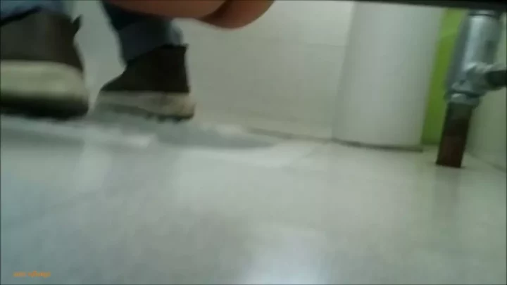山奥の公衆トイレで繰り広げられる秘め事：隠し撮り2カメラ のスクリーンショット 10