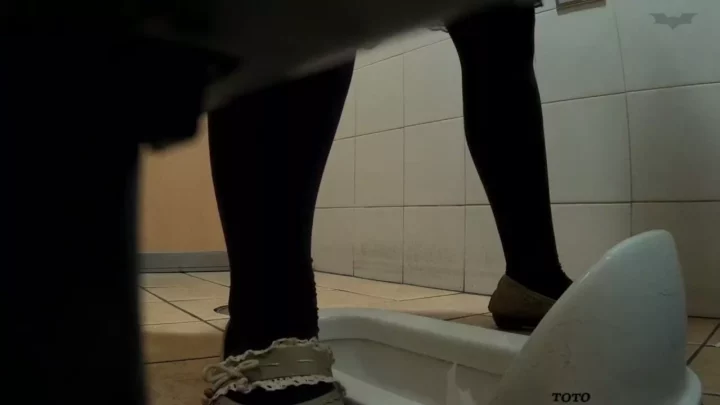 秘められた洗面所での若い女の大胆な痴態 のスクリーンショット 18