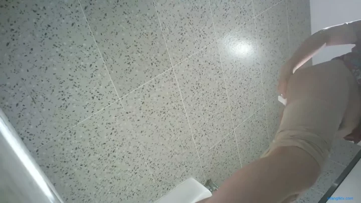 【隠し撮り】中国の公衆トイレで覗き見！予期せぬハプニング のスクリーンショット 2