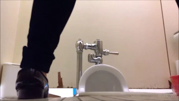 トイレの個室でまさかの遭遇！盗撮カメラが見た衝撃 のスクリーンショット 10