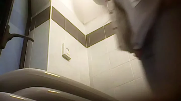 イタリア女子学生の秘密：盗撮されたトイレの密会 のスクリーンショット 2