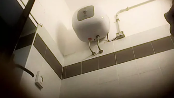 イタリア女子学生の秘密：盗撮されたトイレの密会 のスクリーンショット 6