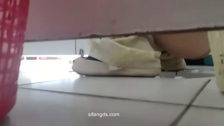【トイレ盗撮】美人たちの秘密、決定的瞬間を激写！ のスクリーンショット 10