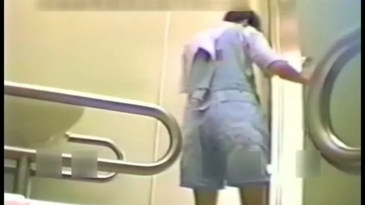 和式トイレで盗撮！無修正糞尿プレイを激写 のスクリーンショット 2