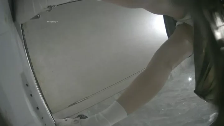 中国トイレ隠し撮り：密室のプライベートが暴かれる のスクリーンショット 2