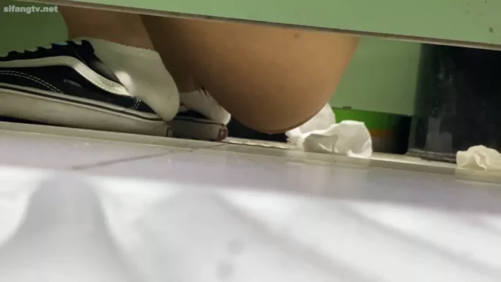 【4K】盗撮トイレで発見！中国人美女の秘めたる姿 のスクリーンショット 3