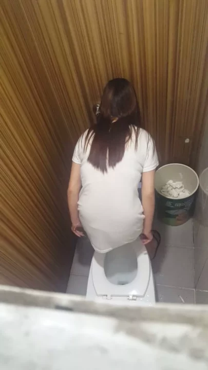 期間限定！美女たちのトイレ覗き見4連発 のスクリーンショット 7