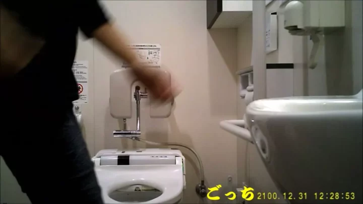 山奥の公衆トイレ、盗撮カメラが捉えた人妻の秘密
