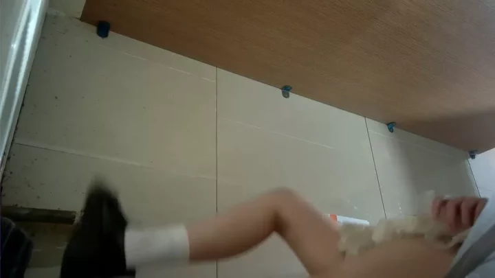 中国の公衆トイレで盗撮！美女たちの無防備な瞬間 のスクリーンショット 3