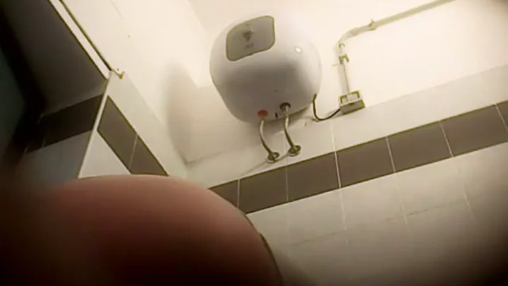 イタリア女子学生の秘密：盗撮されたトイレの密会 のスクリーンショット 7