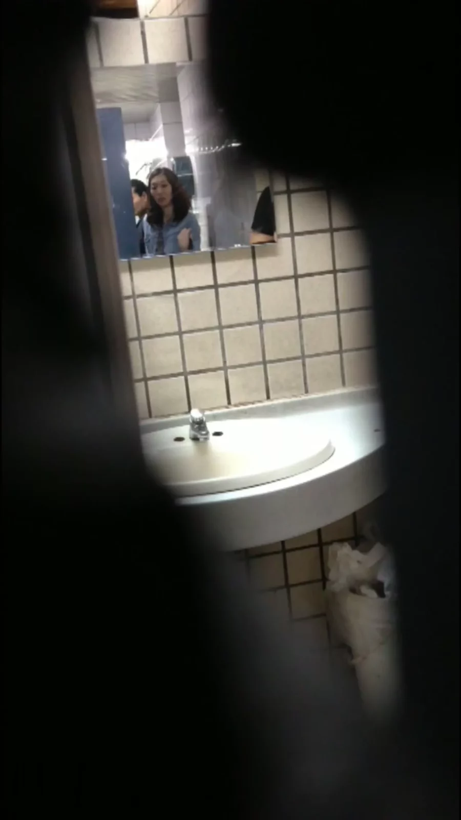 【盗撮】中国の公共トイレで仕掛けられた隠しカメラ