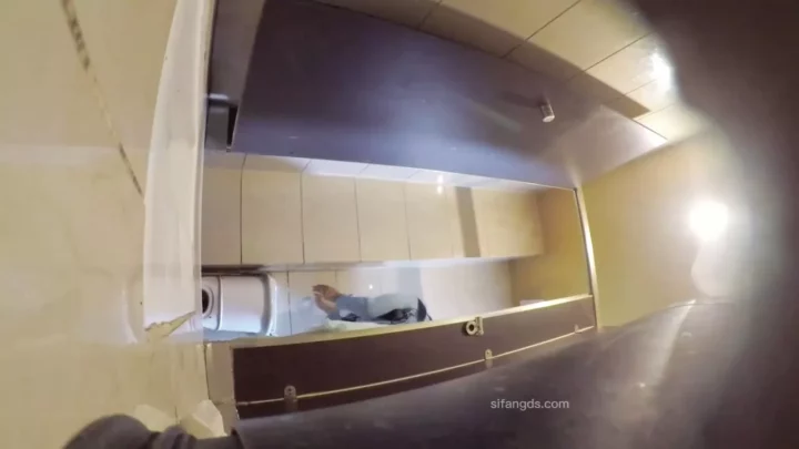 【盗撮】中国の公共トイレで仕掛けられた隠しカメラ のスクリーンショット 11