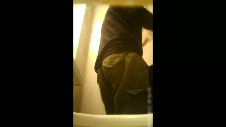 和式トイレで盗撮！無修正糞尿プレイを激写 のスクリーンショット 11