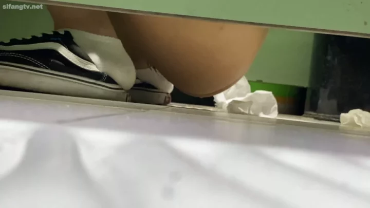 【4K】盗撮トイレで発見！中国人美女の秘めたる姿 のスクリーンショット 4