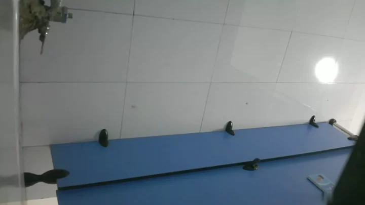 中国の公衆トイレで盗撮！驚愕の覗き見体験 のスクリーンショット 4