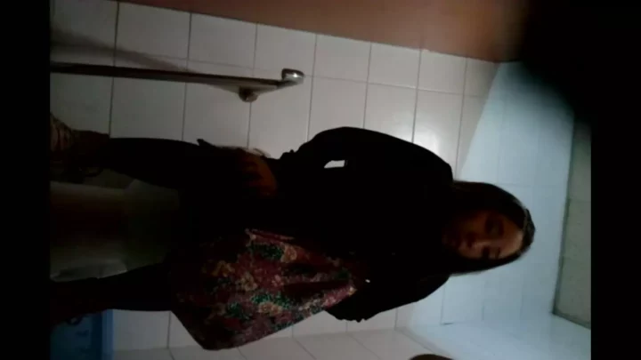 書店トイレ盗撮：女子高生もターゲット！戦慄の隠しカメラ映像 のスクリーンショット 16