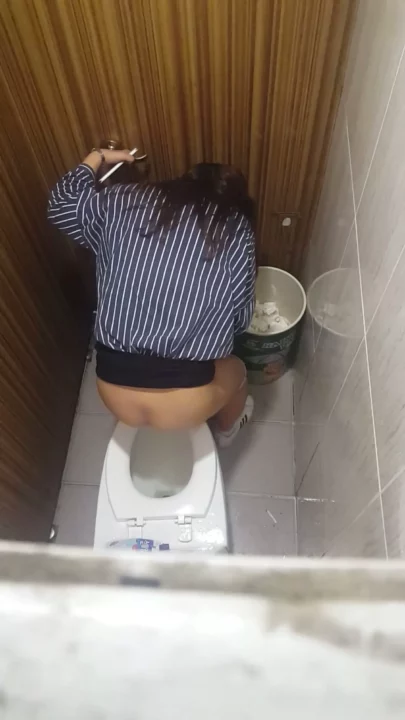 期間限定！美女たちのトイレ覗き見4連発 のスクリーンショット 8
