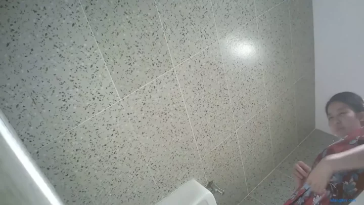 【隠し撮り】中国の公衆トイレで覗き見！予期せぬハプニング のスクリーンショット 4