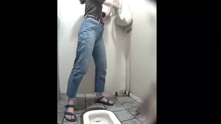 トイレの個室でまさかの遭遇！盗撮カメラが見た衝撃 のスクリーンショット 8