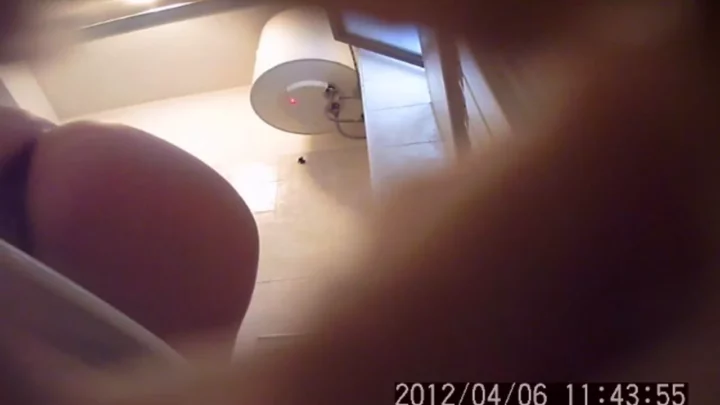 イタリア女子学生の秘密：盗撮されたトイレの密会 のスクリーンショット 12