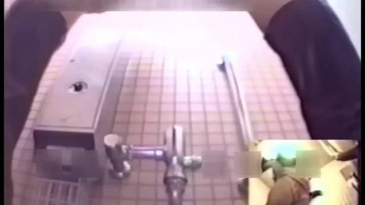 和式トイレで盗撮！無修正糞尿プレイを激写 のスクリーンショット 4