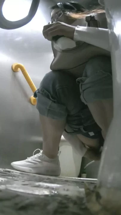 女子大のトイレに隠しカメラ！衝撃の盗撮映像 のスクリーンショット 1