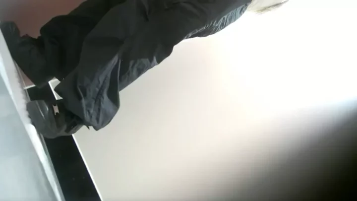 欲望を覗き見る…密室トイレ盗撮の衝撃記録 のスクリーンショット 9