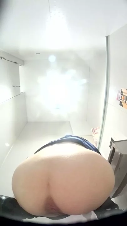 覗き見！美人OLの秘密のトイレタイム のスクリーンショット 2