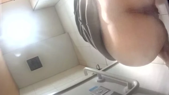 和式トイレの美人を激写！隠し撮り覗き見 のスクリーンショット 2