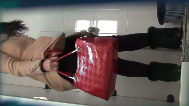 隠し撮りトイレで暴かれる美人の排泄。禁断の欲望。 のスクリーンショット 2
