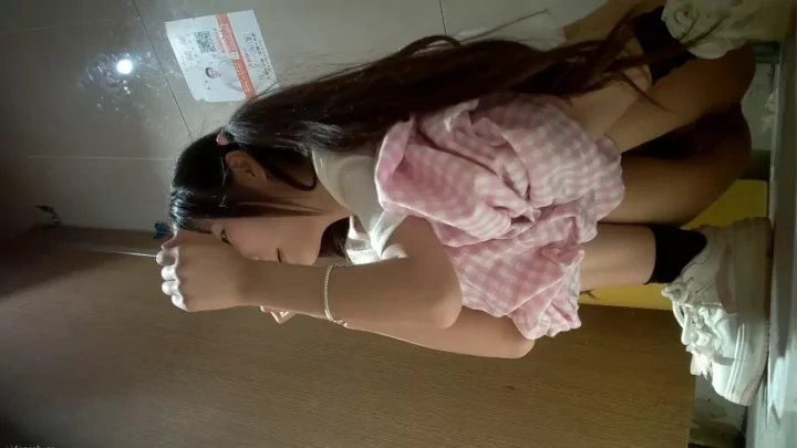 隠し撮り！若くて美しいパンチラ割れ目コレクション のスクリーンショット 2