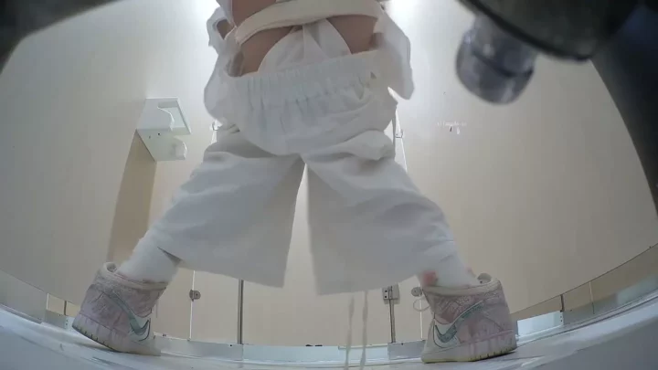 中国トイレ隠し撮り：密室のプライベートが暴かれる のスクリーンショット 10