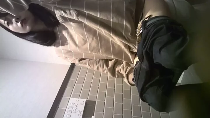 【無修正】盗撮カメラが捉えたスレンダー美女の秘め事 のスクリーンショット 2