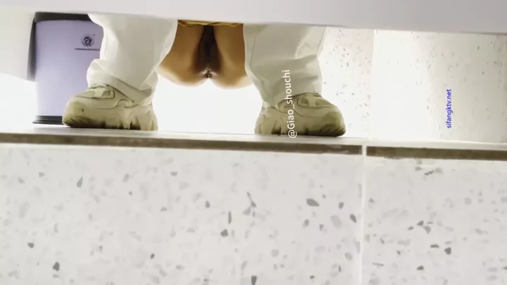 中国の公衆トイレで盗撮！美女の決定的瞬間を激写 のスクリーンショット 2