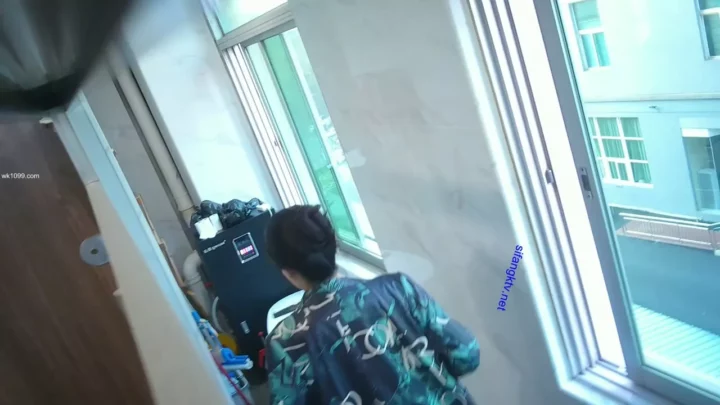中国の公衆トイレで盗撮！衝撃の密着アクシデント のスクリーンショット 2