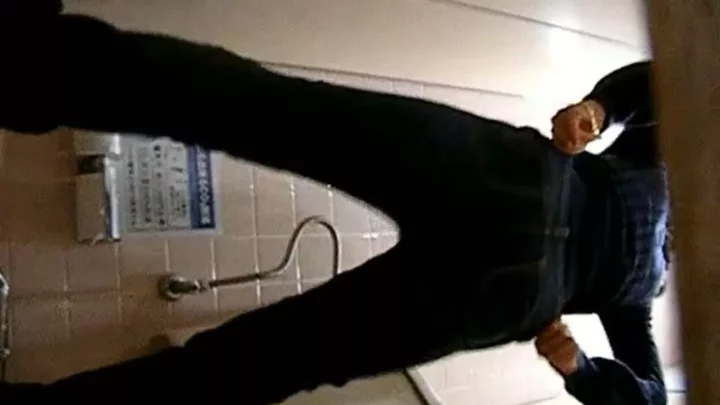 和式トイレ盗撮！ギャル×熟女12人の決定的瞬間 のスクリーンショット 2
