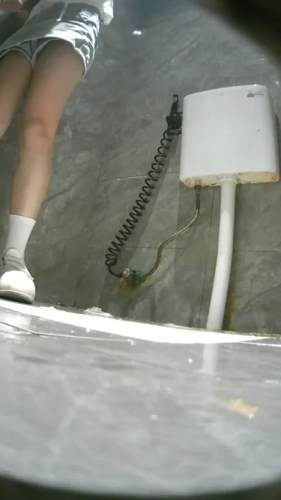 覗き見の興奮！バーのトイレで繰り広げられる秘密の快楽 のスクリーンショット 2