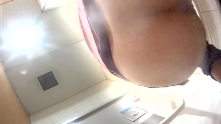 和式トイレの美人を激写！隠し撮り覗き見 のスクリーンショット 3