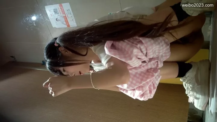 隠し撮り！若くて美しいパンチラ割れ目コレクション のスクリーンショット 3