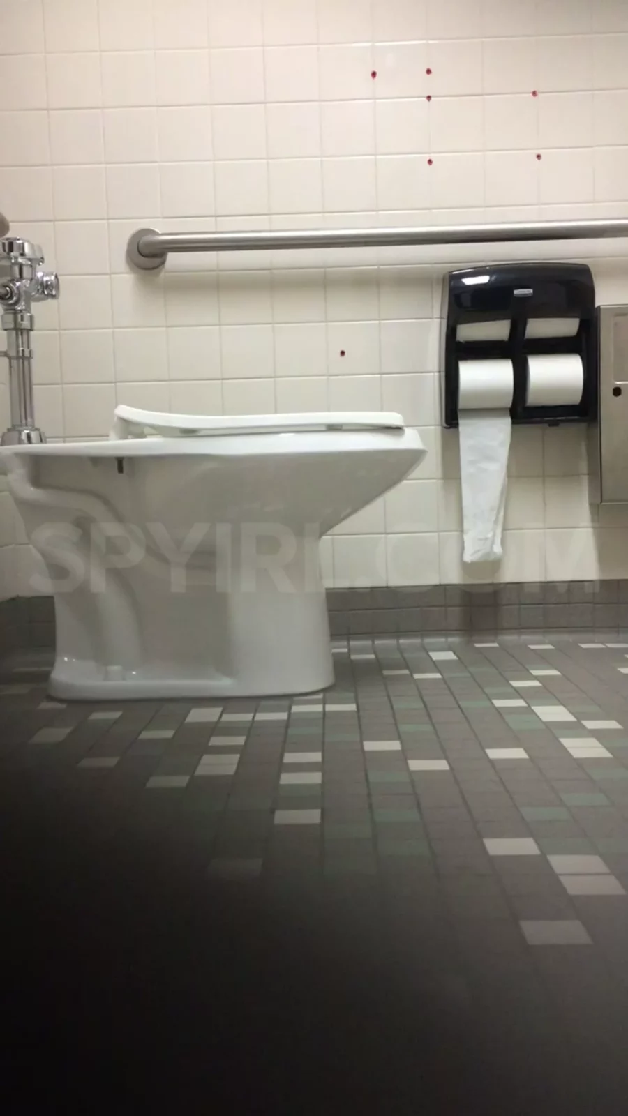 【衝撃】個室トイレで盗撮！素人女性の無防備な姿を激写