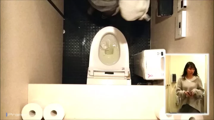 浅座り特集第2弾！明るい便器で晒す秘部