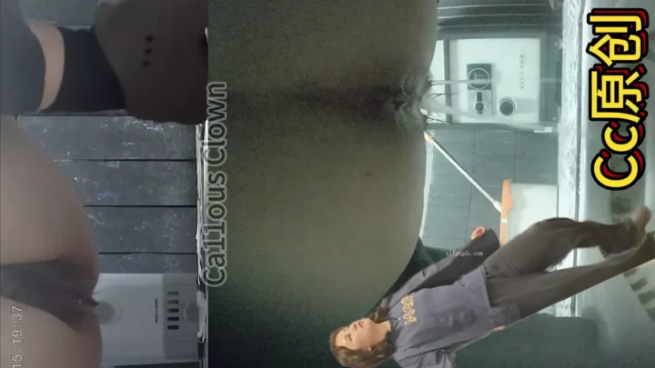衝撃！ 公衆トイレでまさかの排泄シーンを激写！