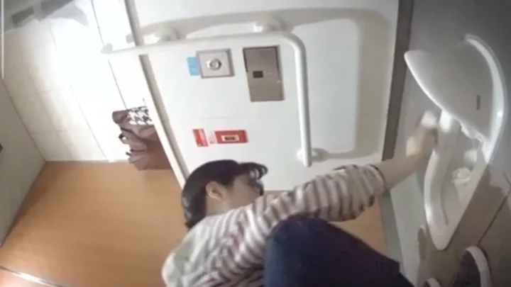 和式トイレの美人を激写！隠し撮り覗き見 のスクリーンショット 4