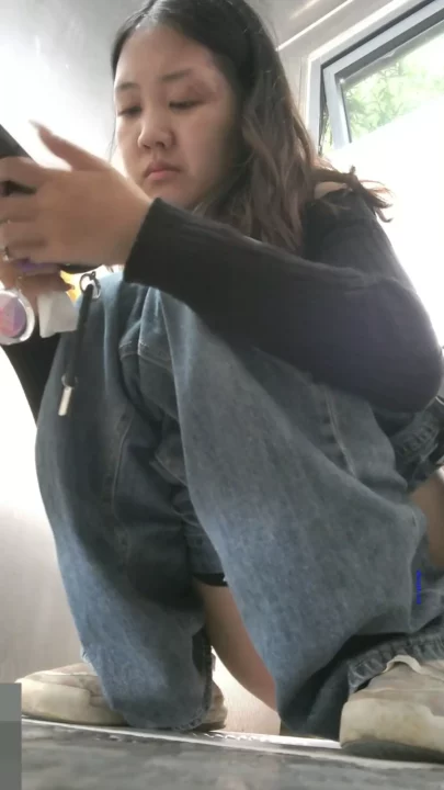 女子大のトイレに隠しカメラ！秘密の放課後を覗き見 のスクリーンショット 4