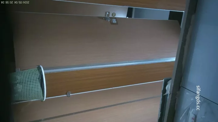 中国の公衆トイレで盗撮！美女の決定的瞬間を激写 のスクリーンショット 12