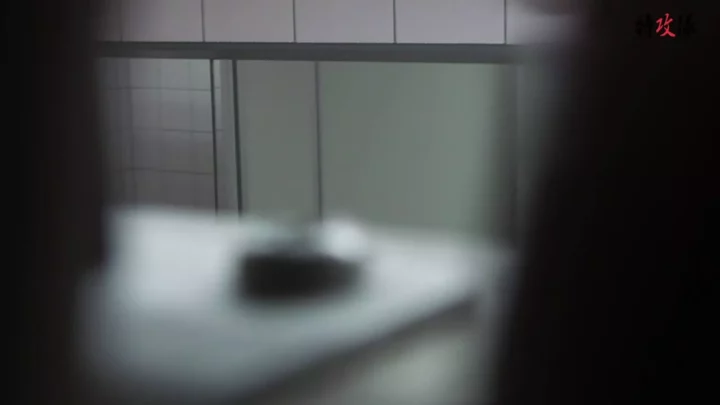 和式トイレ盗撮！ギャル×熟女12人の決定的瞬間 のスクリーンショット 12