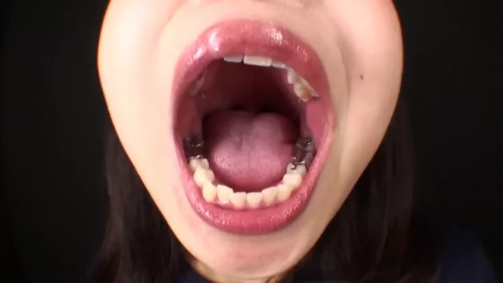 美女の舌と口元を舐め尽くす自撮り映像！ のスクリーンショット 1