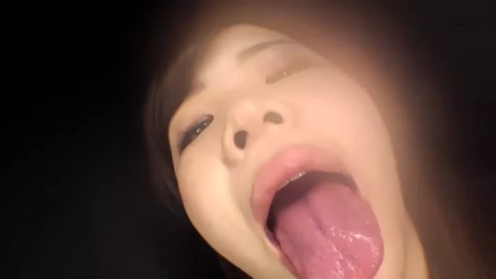 美女の舌と口元を舐め尽くす自撮り映像！ のスクリーンショット 2